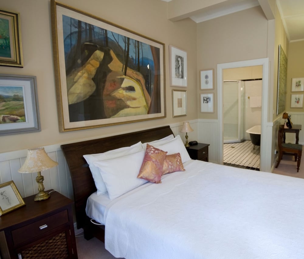 Standard Room, Non Smoking (3 - Queen Suite) photo 1