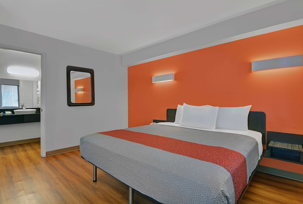 Premium Room, 1 King Bed, Non Smoking, Refrigerator & Microwave - Photo 6