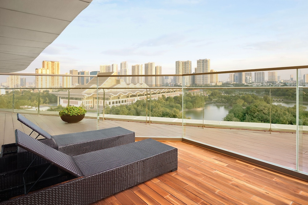 Executive Suite, 1 Double Bed, Balcony (1 King Bed, Lake View) photo 3