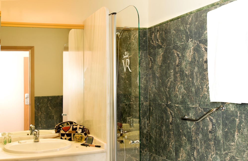 Double or Twin Room - Photo 8