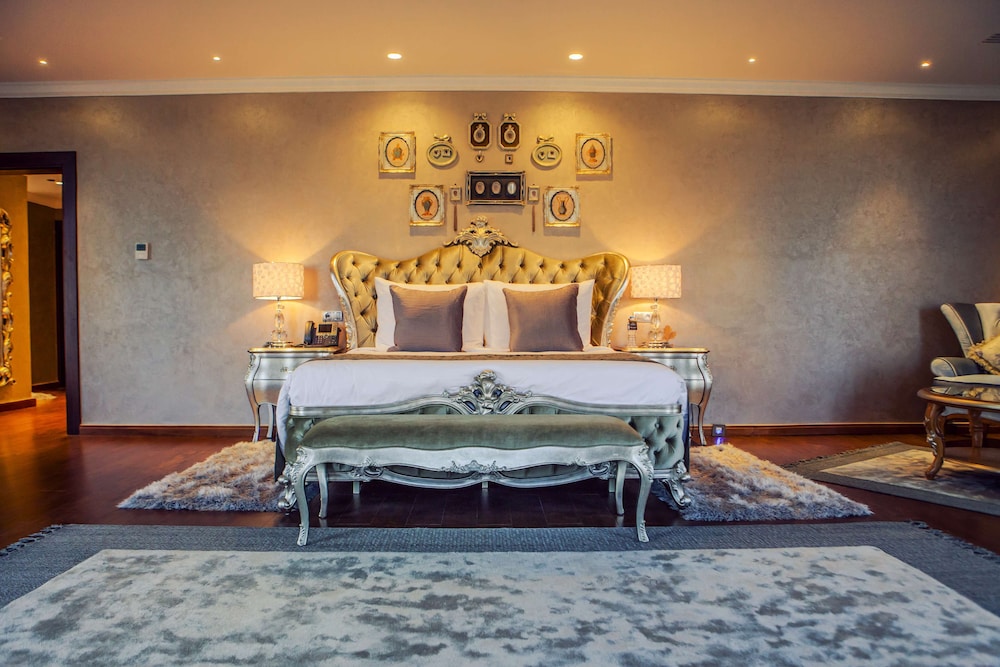 Superior Suite, 1 Bedroom, Club Lounge Access, City View (Palace Suite) thumbnail 6