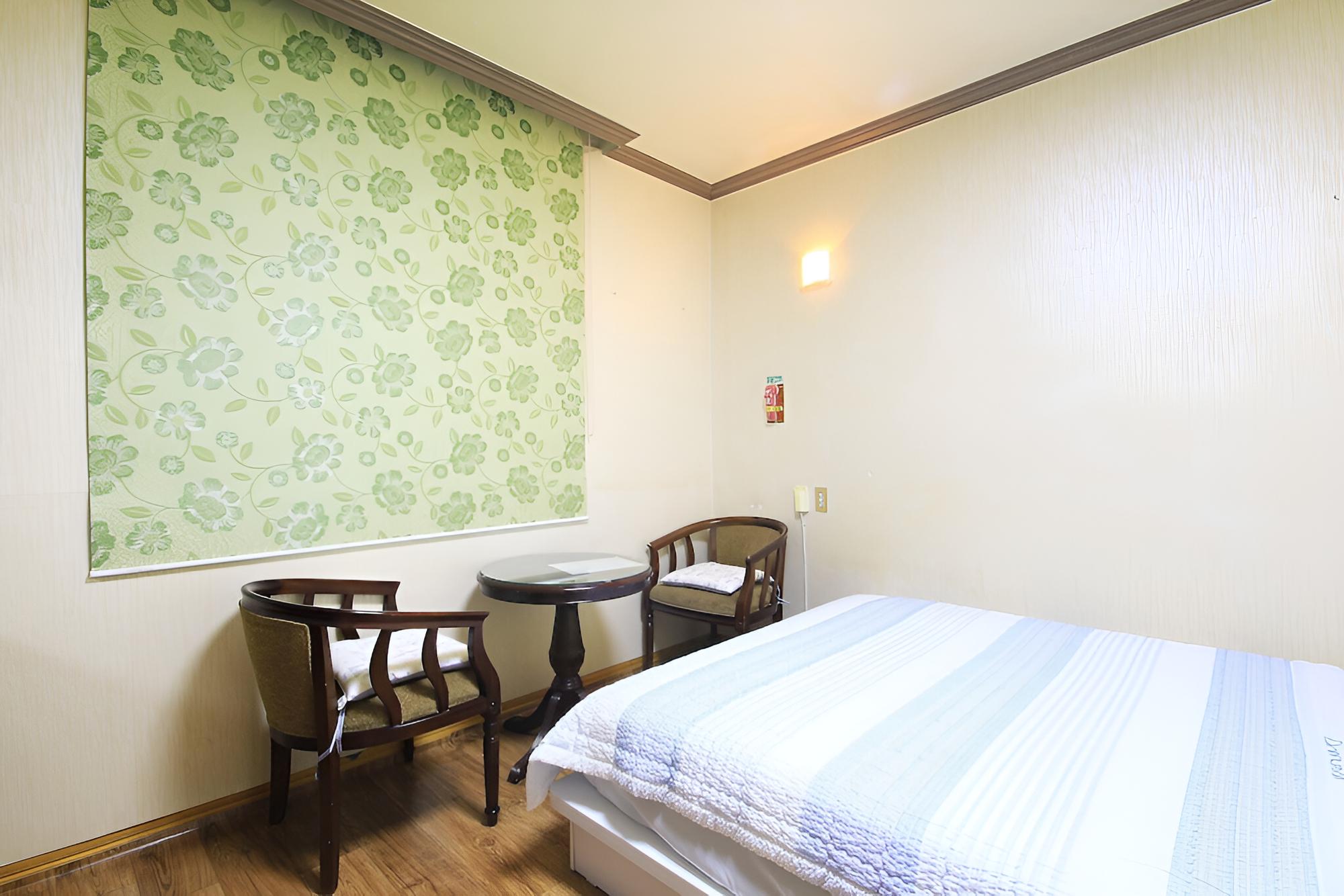 Room (Standard Room) - Photo 2