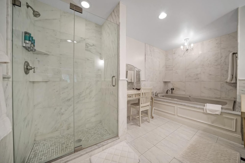 Cromwell Suite, Luxury King, Jacuzzi photo 3