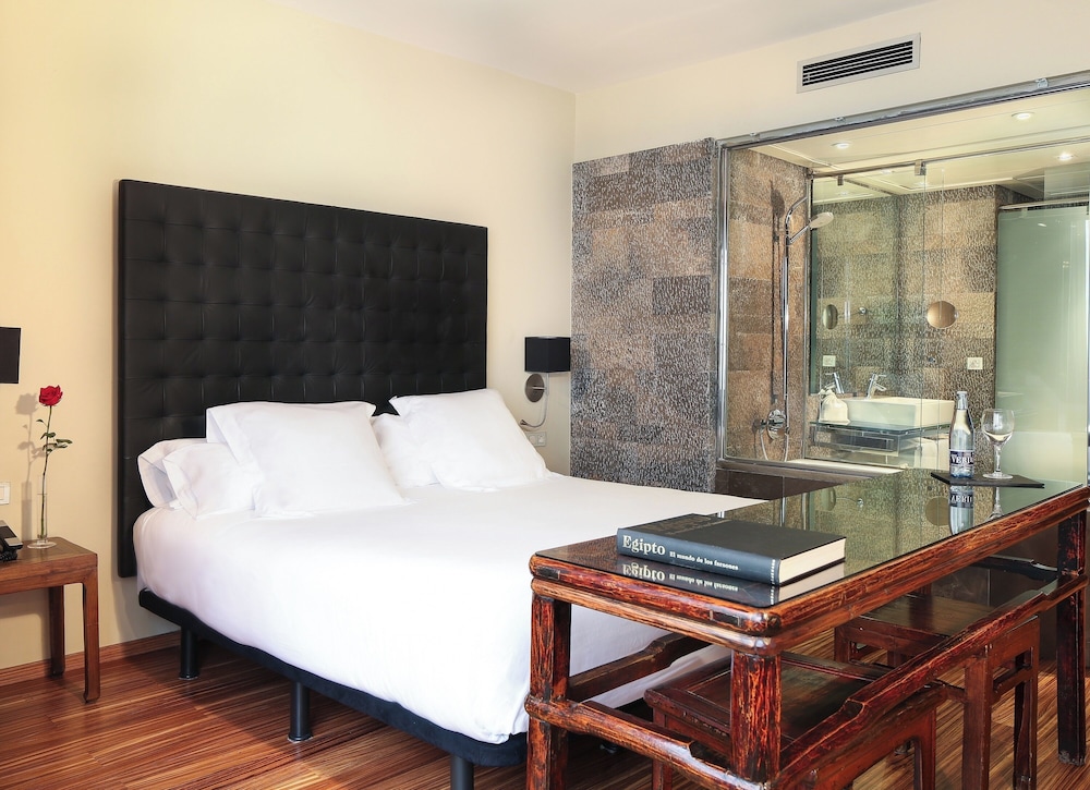 Deluxe Room thumbnail 6