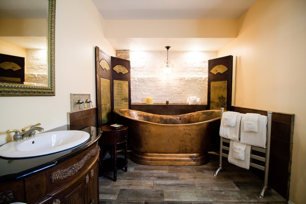 Standard Quadruple Room, Ensuite, Courtyard View (Captains Quarters) - Not Pet Friendly photo 1