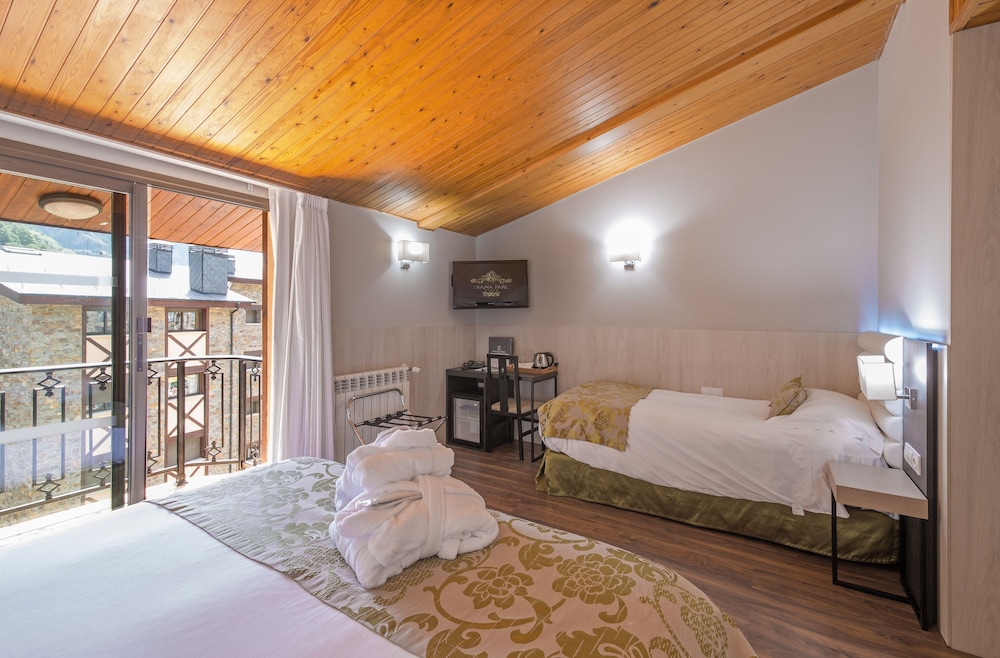 Family Triple Room, 1 Bedroom, Private Bathroom photo 2