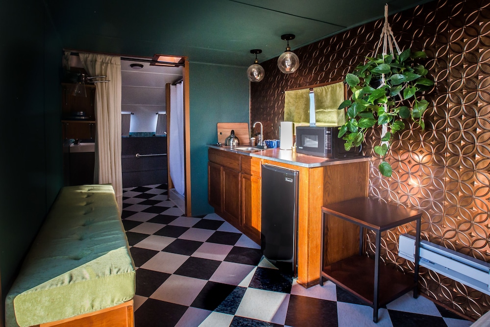 Room (Esmerelda 23; 1951 Spartanette)