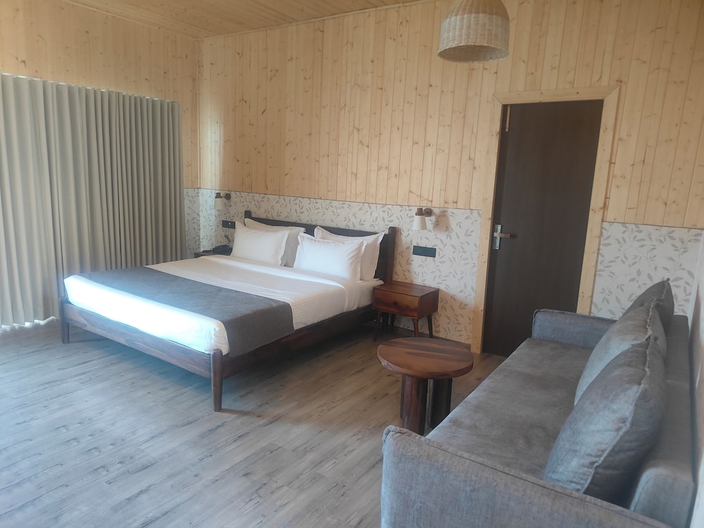 Deluxe Room, Balcony, Lake View