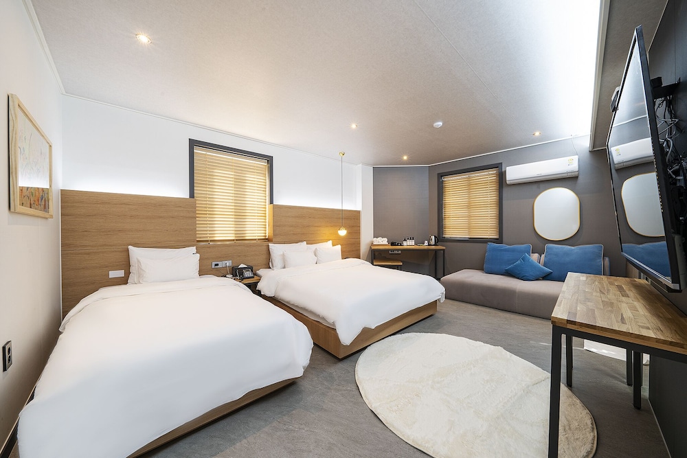 Suite - Photo 8