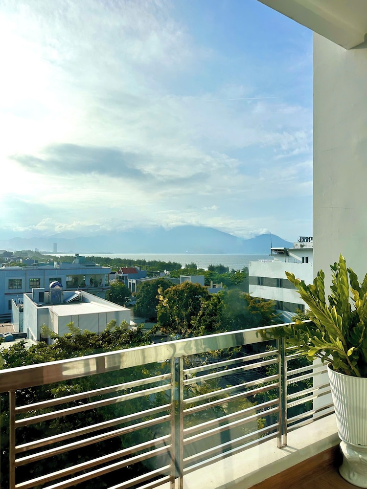 Panoramic Double Room, 1 Queen Bed, Balcony, City View photo 3