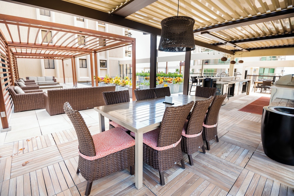 Aston Waikiki Beach Tower: Deluxe Condo, Lanai, Ocean View photo