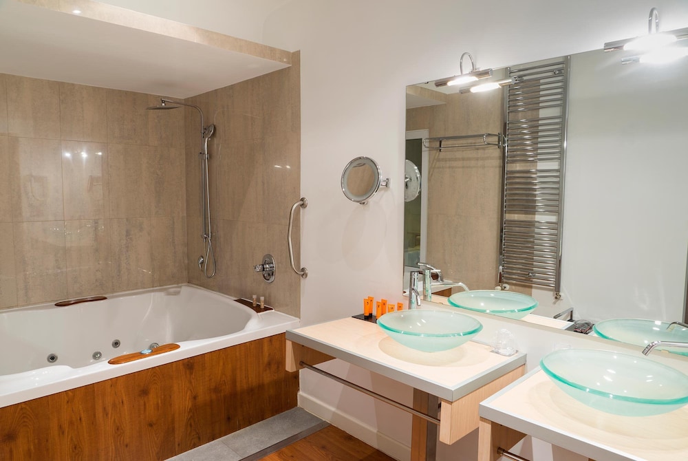 Suite - Photo 14