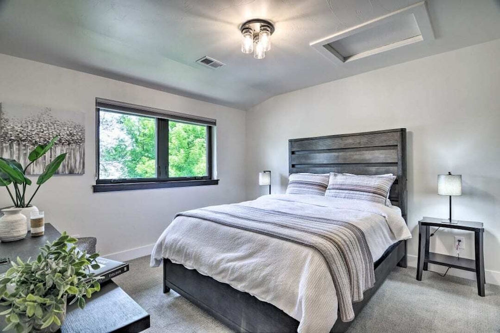 House, Multiple Beds, Patio, Garden View (327 N. Loomis Ave*) photo 2