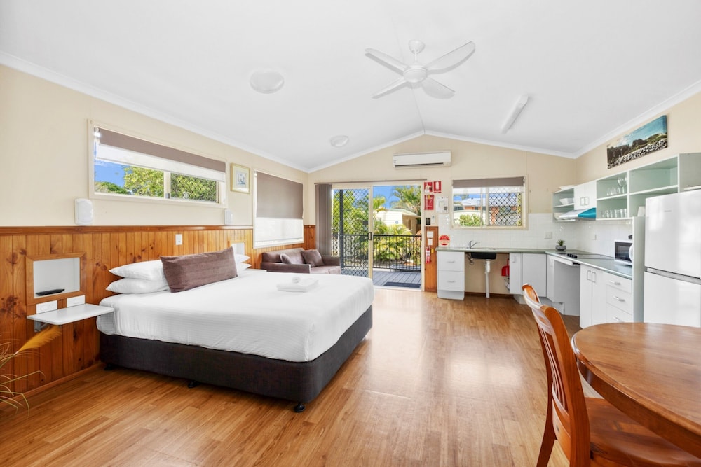 Deluxe Cabin Accessible - Sleeps 4 - Dog Friendly photo 3