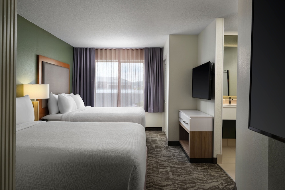 Suite, Multiple Beds (Mobility/Hearing Access, Roll-In Shwr) photo 2