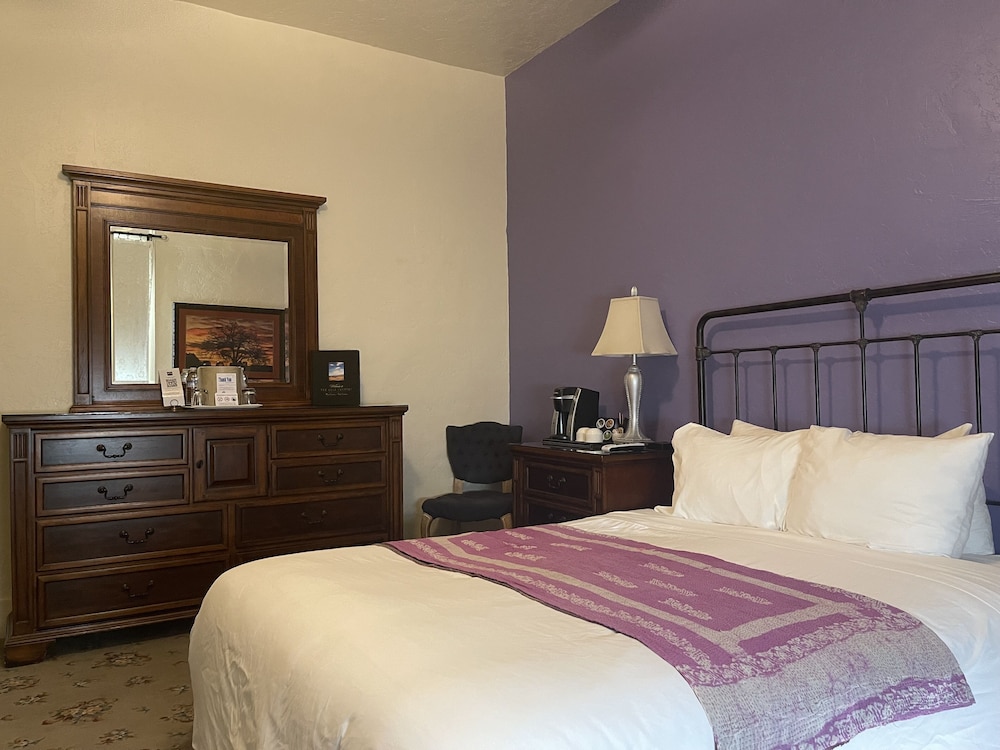 Basic Single Room, 1 Queen Bed, Accessible photo 2