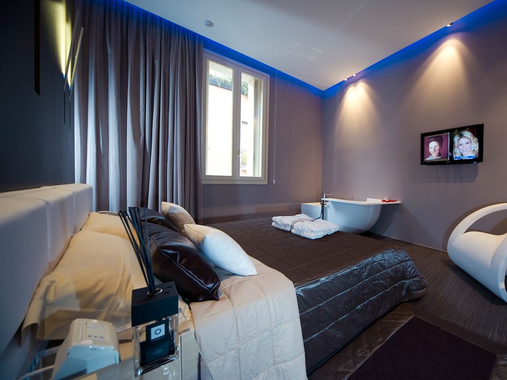 Luxury Suite, 1 Bedroom, Balcony - Photo 5