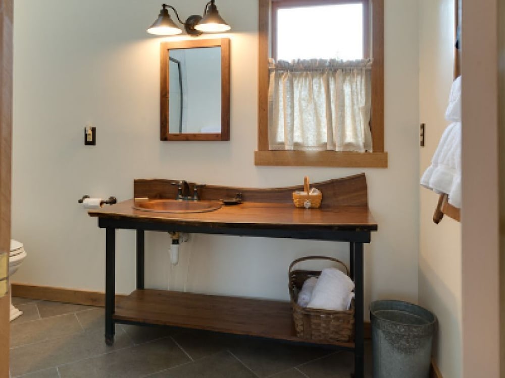 Double Room, Private Bathroom, River View (Shenandoah) photo 2
