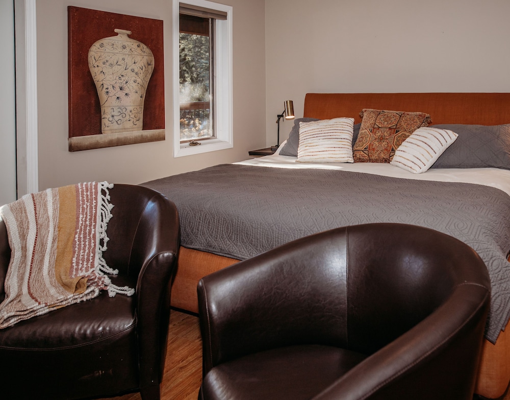 #1 - Main Lodge King with Fireplace - Pets Not Allowed photo 1