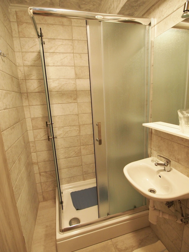 Room (4) photo 3