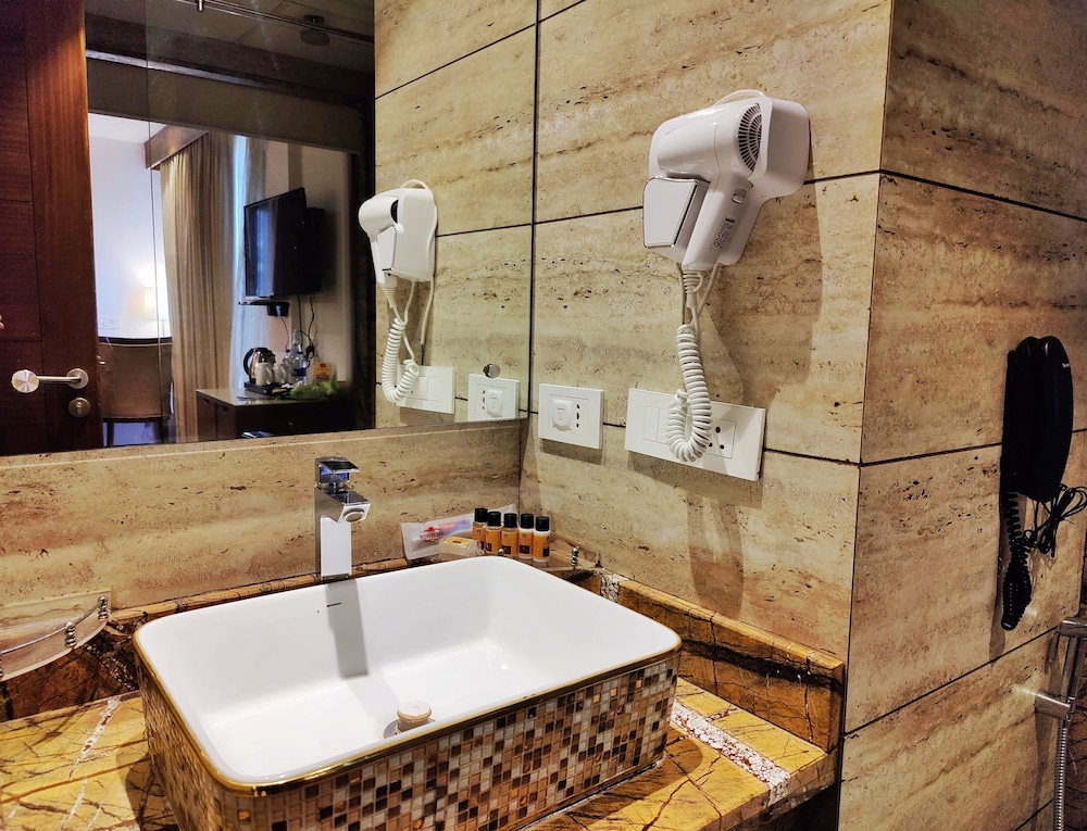 Royale Suite - Photo 2