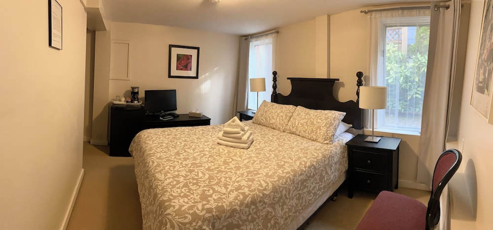 Basic Room, 1 Queen Bed (Lower Level)