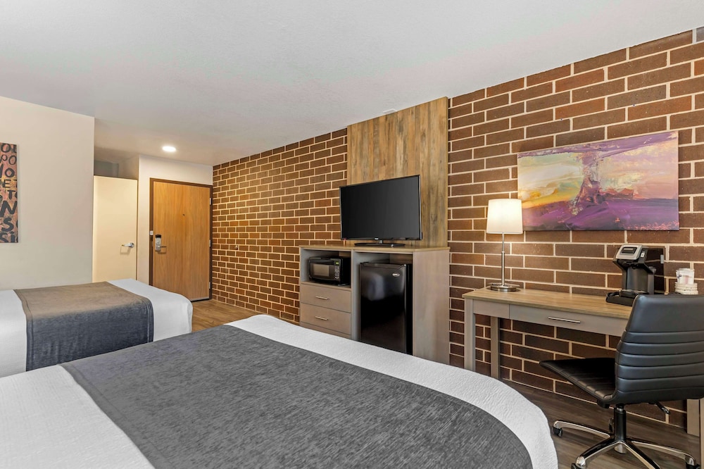 Standard Room, 2 Queen Beds, Non Smoking, Refrigerator & Microwave - Photo 3