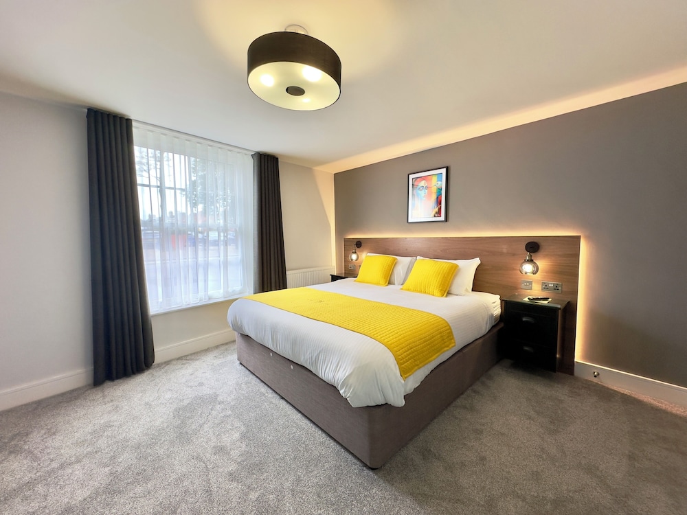Double Room, 1 King Bed, Roll-in Shower, Non Smoking