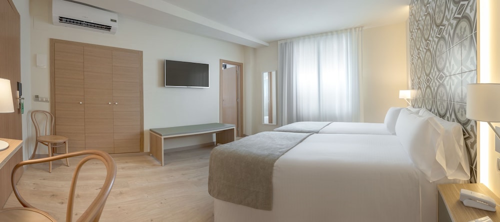 Double or Twin Room, Sea View - Photo 3