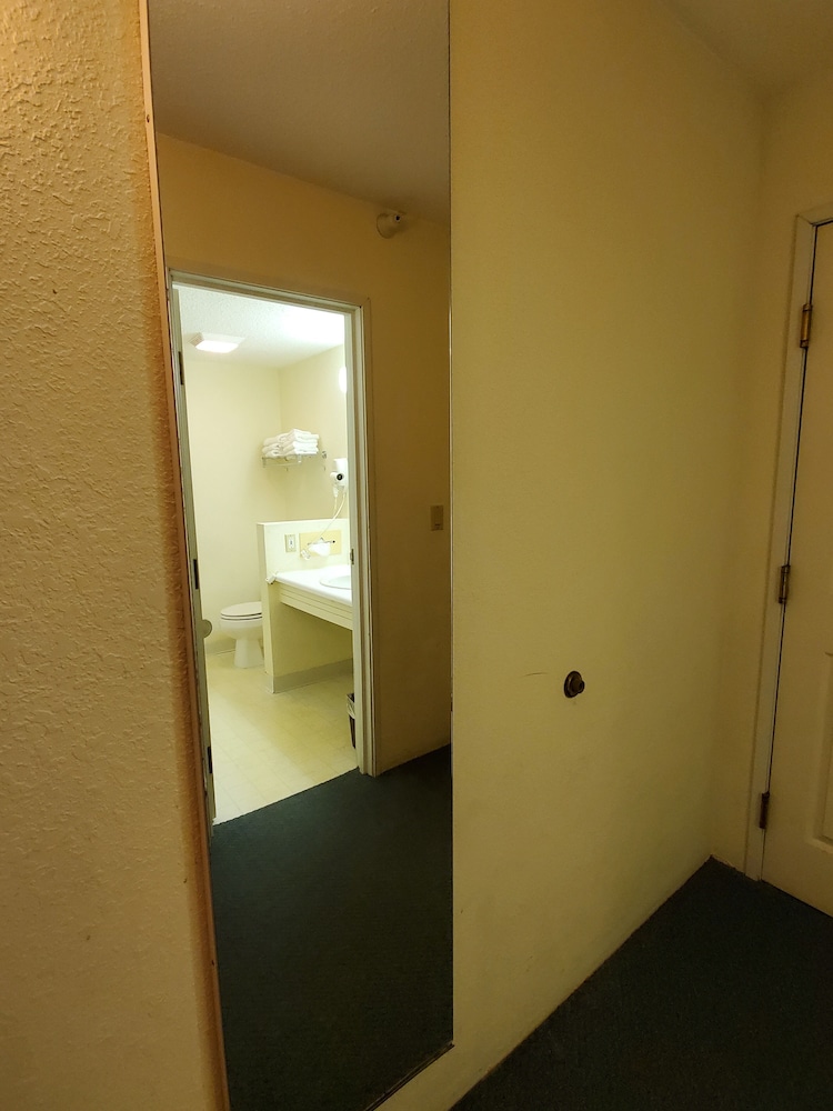 Standard Room, 2 Queen Beds photo 2