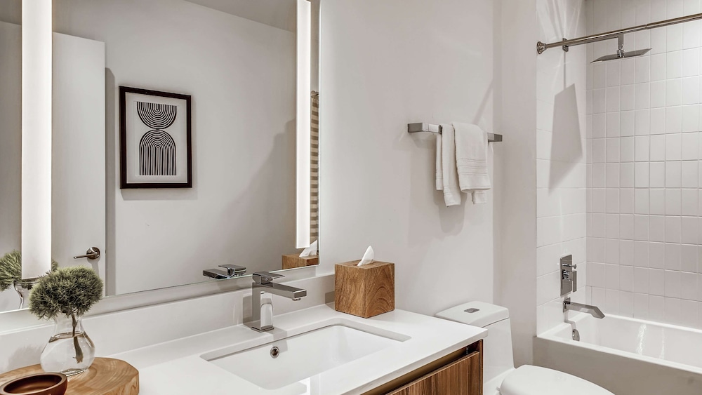 Suite, 1 Bedroom (w/Den) photo 3