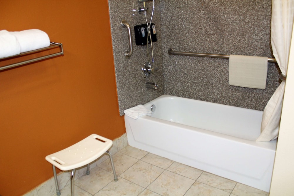 Standard Room, 1 King Bed, Accessible, Bathtub - Photo 2