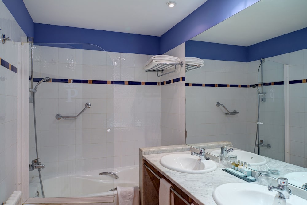 Standard Double Room (2 Adults and 1 Child) photo 3