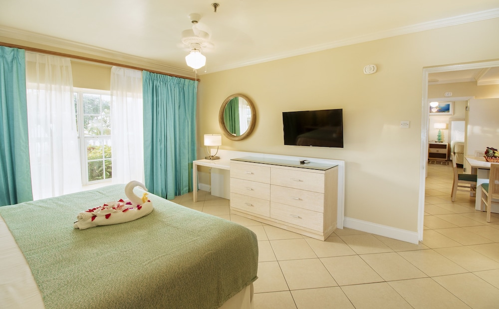 One Bedroom Beach Front Suite King - Photo 3