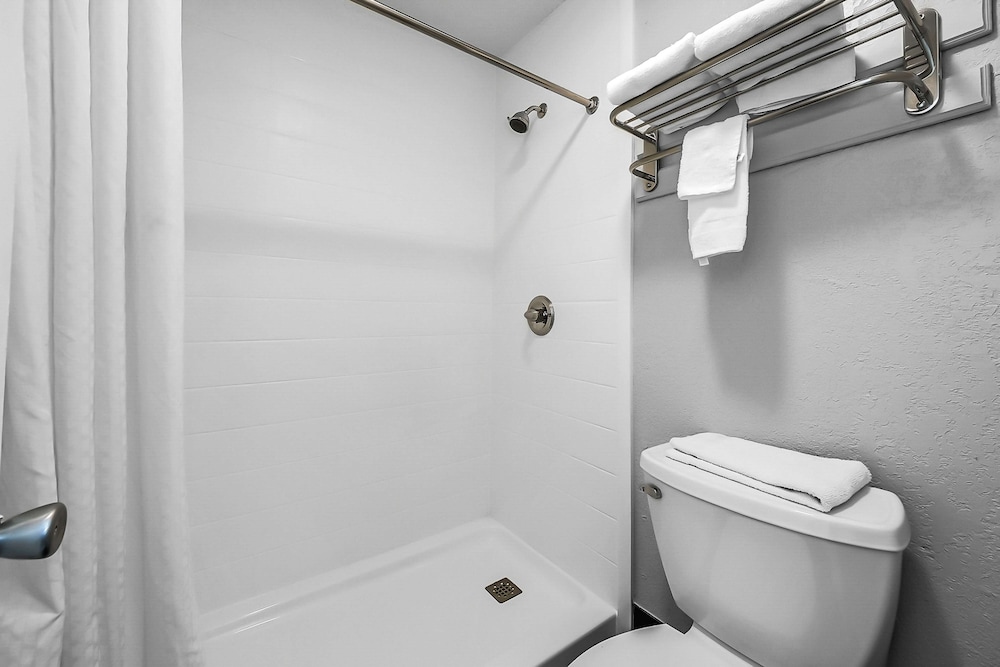 Standard Room, 2 Queen Beds, Non Smoking, Refrigerator & Microwave - Photo 6