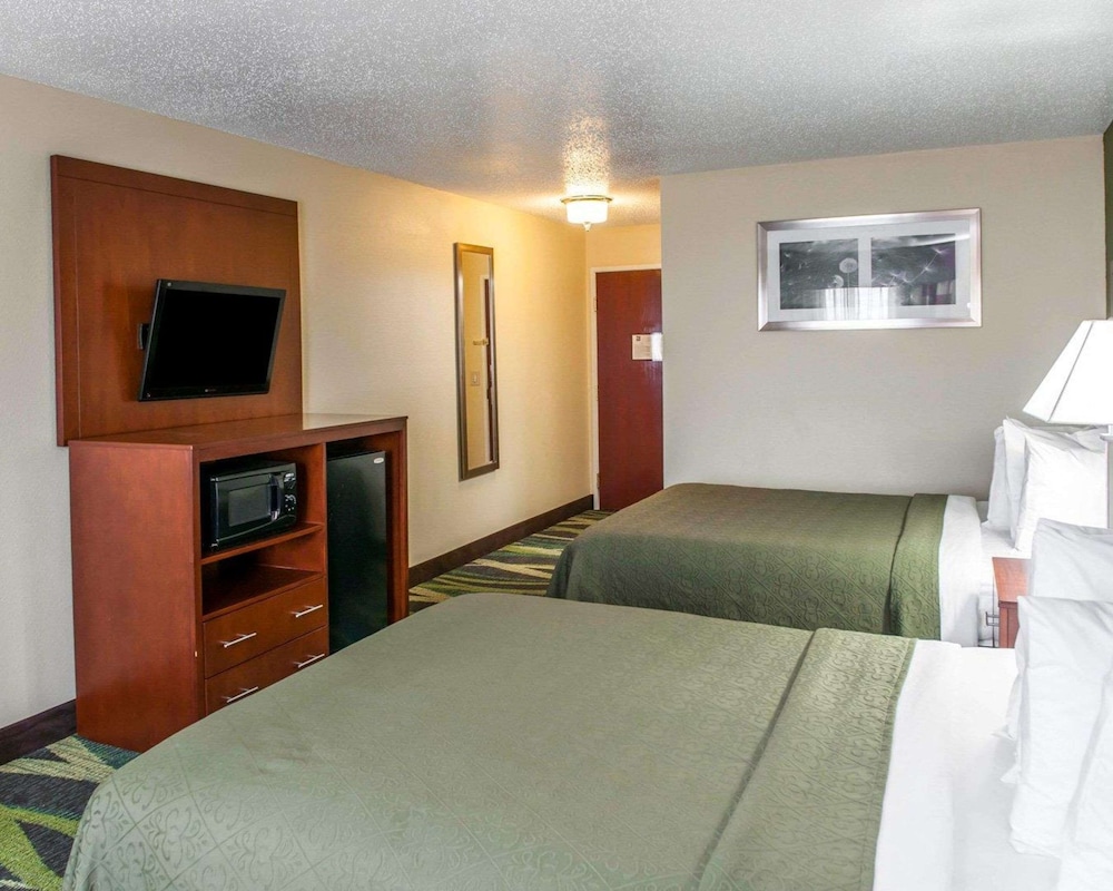 Standard Room, 2 Queen Beds, Non Smoking - Photo 4