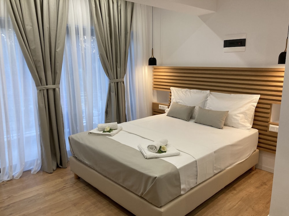 Deluxe double room with partial sea view photo 1
