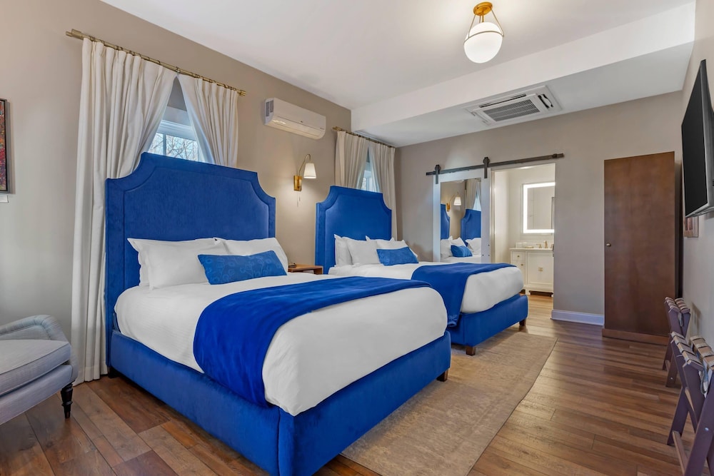 Standard Room, 2 Queen Beds, Non Smoking - Photo 3