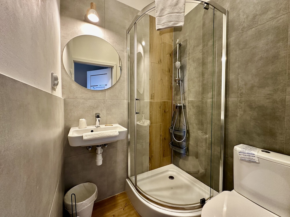 Classic Double Room thumbnail 6