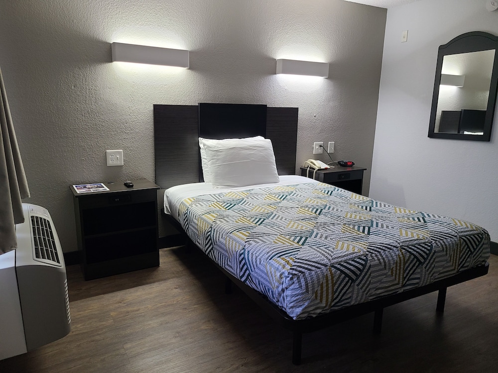 Standard Suite, 1 Queen Bed, Non Smoking - Photo 3