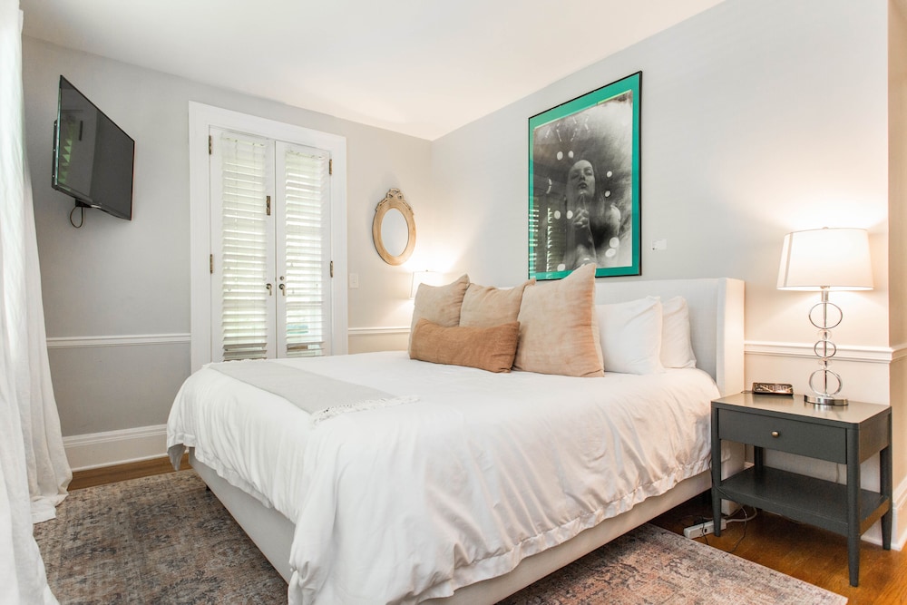 King Bed Deck (Kathryn Winstead) photo 1