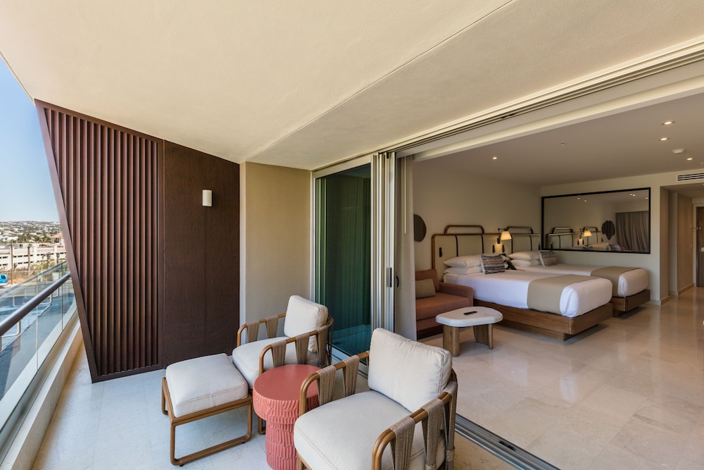Room, 2 Queen Beds (Infinity, Sunset View) thumbnail 5