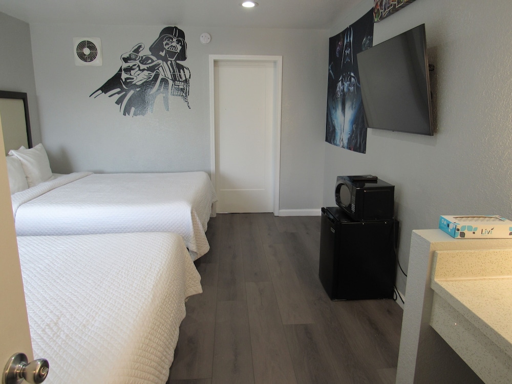 Suite, Multiple Beds (3 Queen Bed Suite Non Smoking) - Photo 3