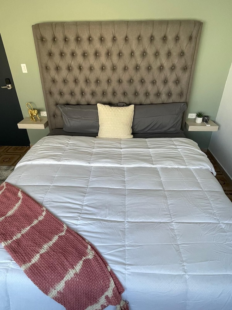 Deluxe Room, 1 King Bed photo 3