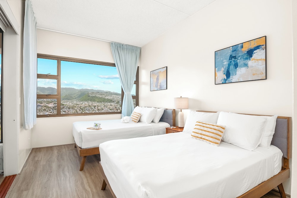 High Floor Mountain View Condo with 2 Beds and Parking: Apartment, 1 Bedroom, Balcony, Mountain View (0172) photo