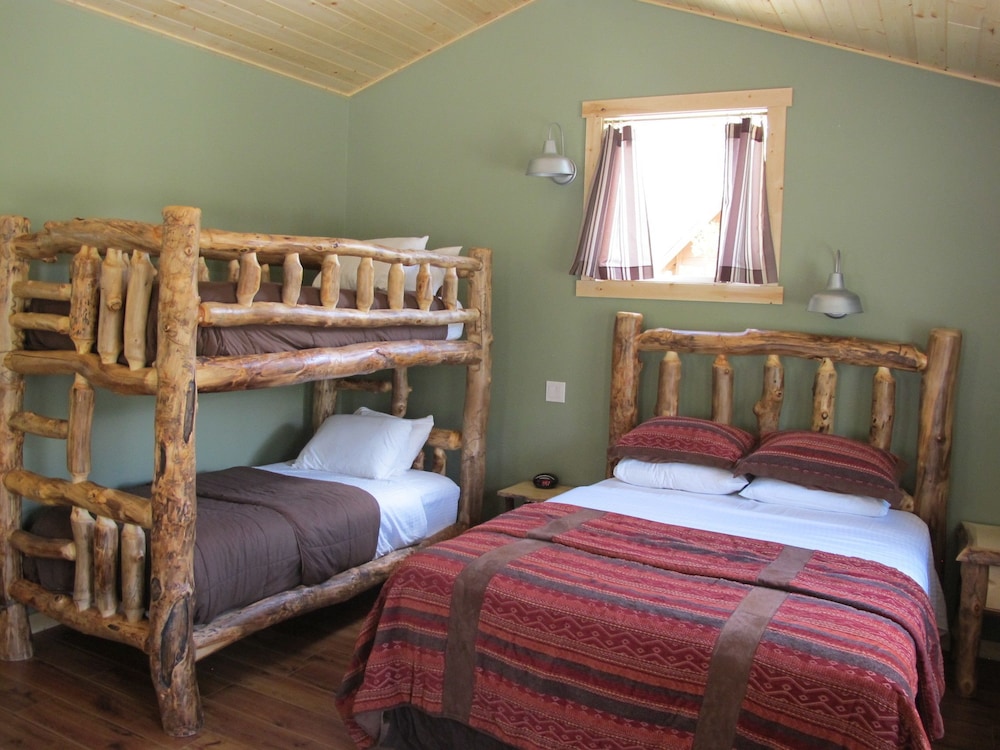 Family Cabin (Cottonwood)