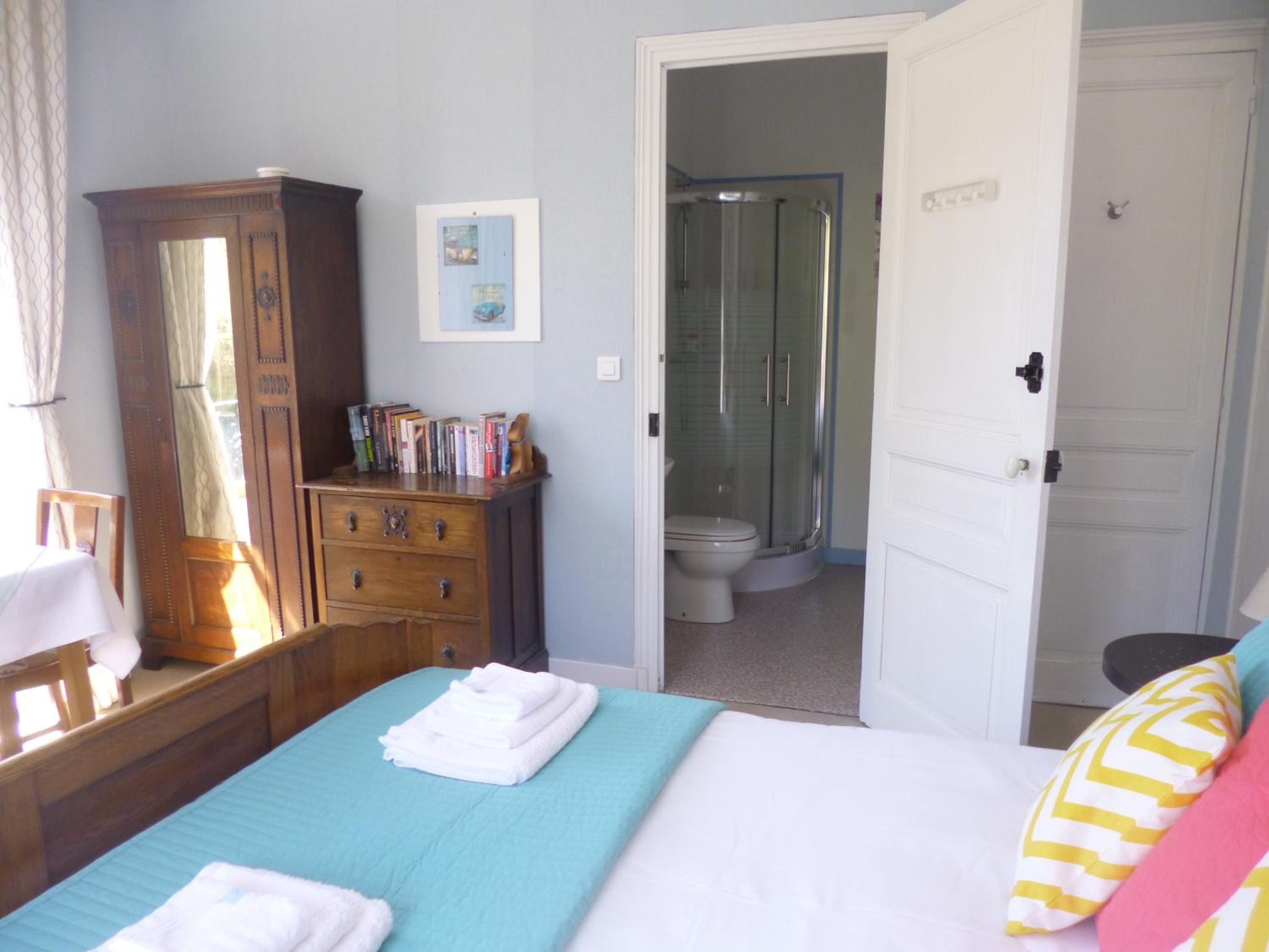 Standard Double Room - Photo 11