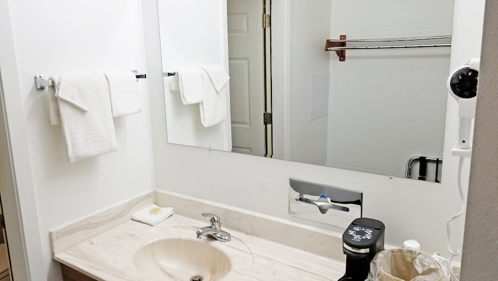 Suite, 2 Queen Beds, Non Smoking, Refrigerator & Microwave - Photo 4
