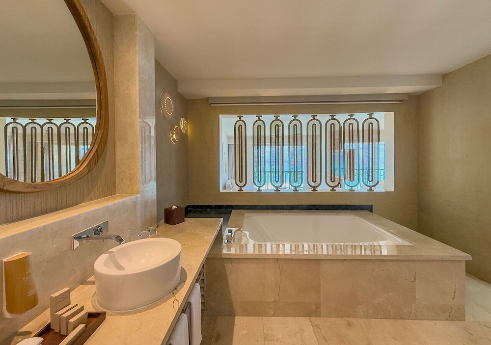 Royal Master Suite Hot Tub thumbnail 5