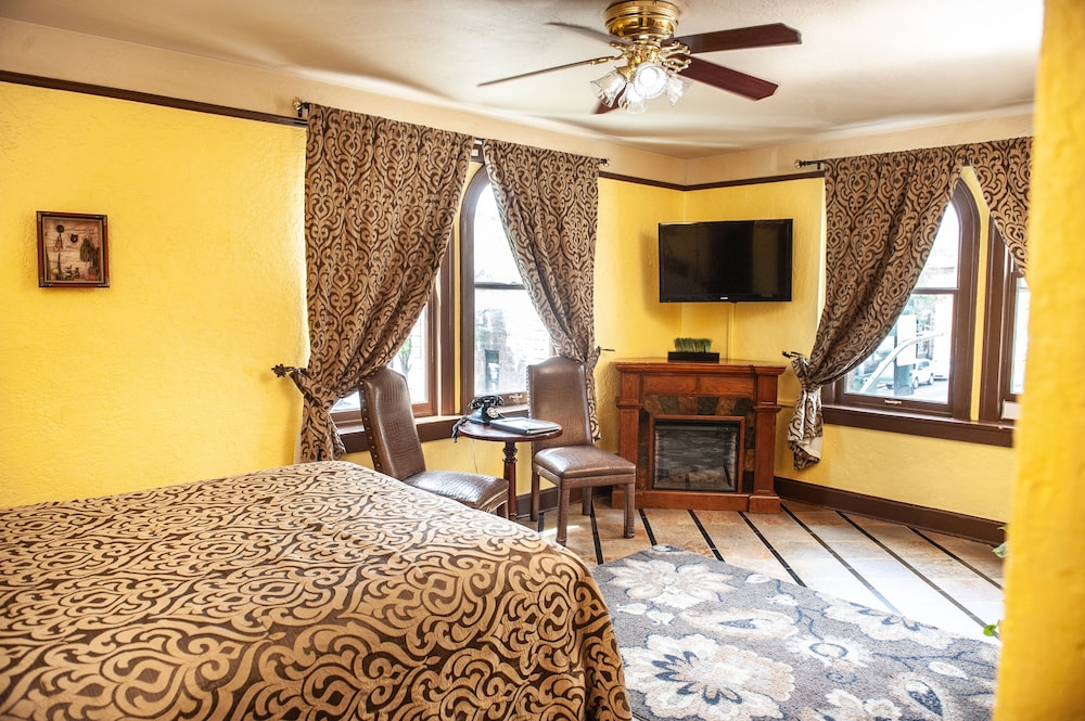 Signature King with Jacuzzi Tub